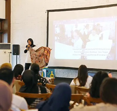 demo day 2025 Sesi presentasi dengan speaker di depan audience, ada proyektor dan layar presentation
