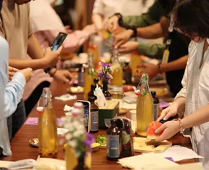 demo day 2025 Workshop hands-on, orang-orang lagi kerja bareng di meja dengan berbagai material dan botol-botol